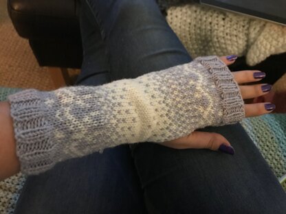 Wrist warmers: forget-me-not & snow