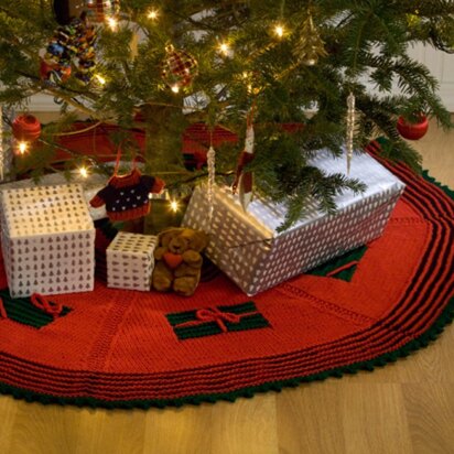 Knit Gifts Around the Tree Skirt in Red Heart Super Saver Economy Solids - WR1690