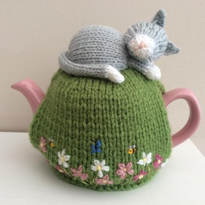 Cat nap for a 2 cup teapot