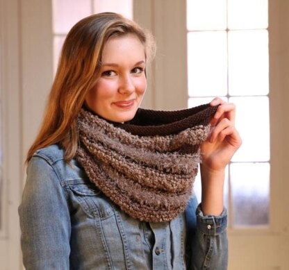 Cowl in Plymouth Yarn Chunky Merino Superwash & Arequipa Aventura & Fur - 101 - Downloadable PDF