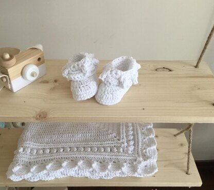 Magnolia Baby Bootie & Hat Set N 433