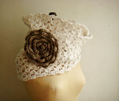 Chunky crochet cowl with flower