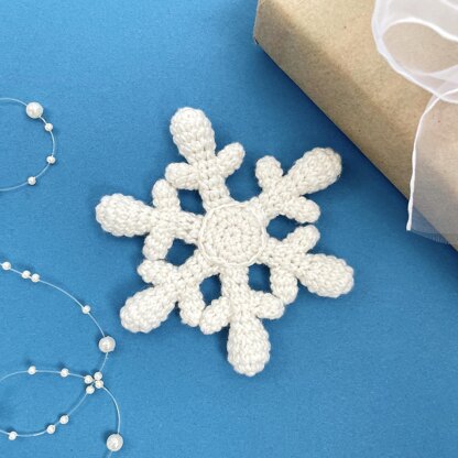 Crochet snowflake pattern Christmas ornament