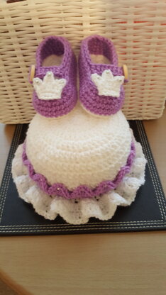 Princess Charlotte baby booties and hat