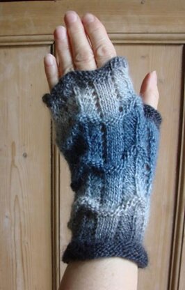 Lacy wavy fingerless mitts