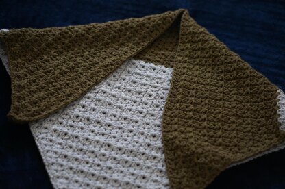 Cluster V stitch triangular shawl