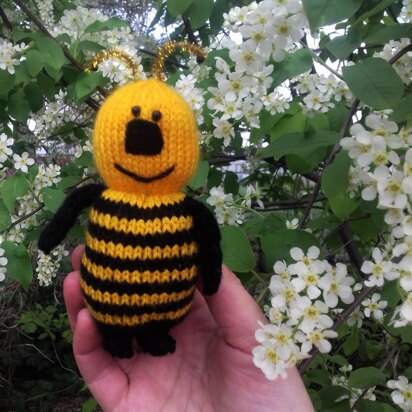 Small bee - knitting pattern