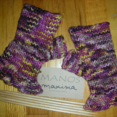 Ruffled Mitts in Manos del Uruguay Maxima Space-Dyed
