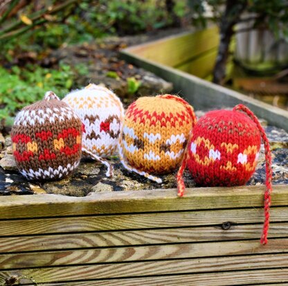 Painted Daisy Hanging Decoration Knitting Pattern - Toy Knitting Pattern