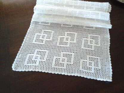 Easy table runner filet doily