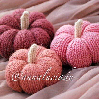 Knitting pumpkin in 3 different sizes
