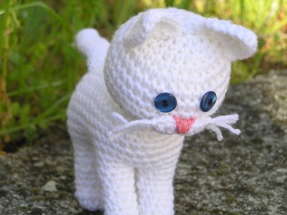 White kitty amigurumi