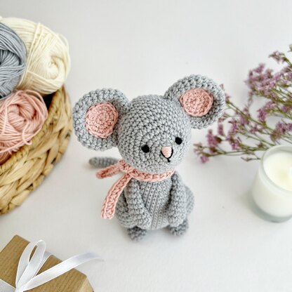 Crochet mouse toy amigurumi pattern