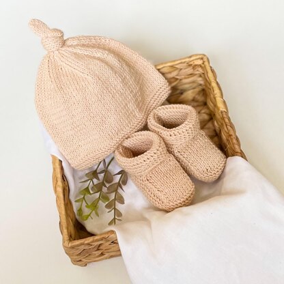 Cute and Simple Newborn Booties and Bonnet