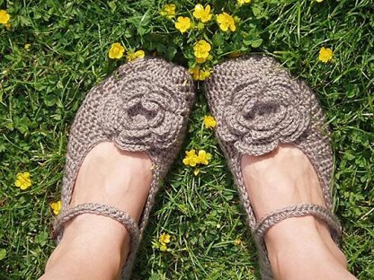 Crochet slippers with 4-layers flower