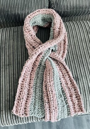 Simple Keyhole Scarf