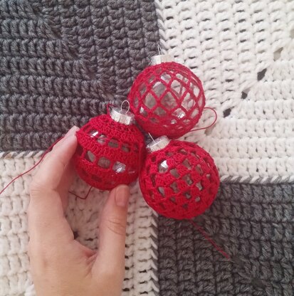 Crochet baubles, snowflakes