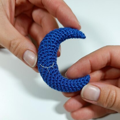 Sleepy Crescent MOON Amigurumi