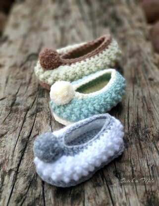Baby bootie crochet pattern, baby slipper with knobblies and pom pom