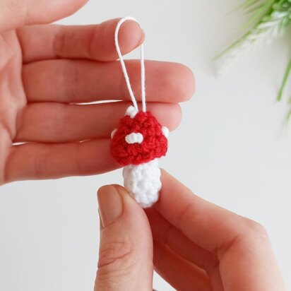 Mushroom keychain free crochet pattern, amigurumi mushroom crochet ornament