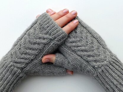 Fingerless gloves with braid