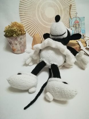 Knitting patterns for Mickey Mouse and Minnie Mouse toys based on Steamboat Willi