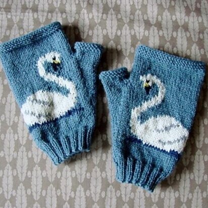Swan fingerless gloves - knitting pattern