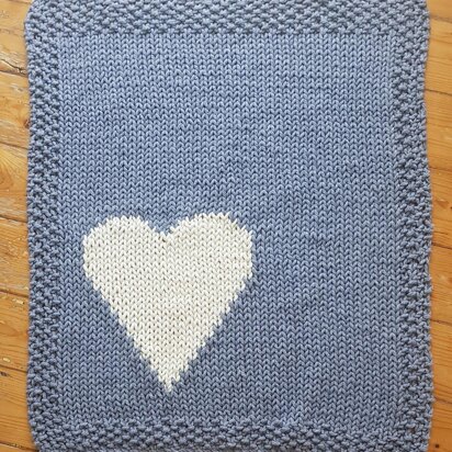 Chunky intarsia heart motif crib/pram blanket