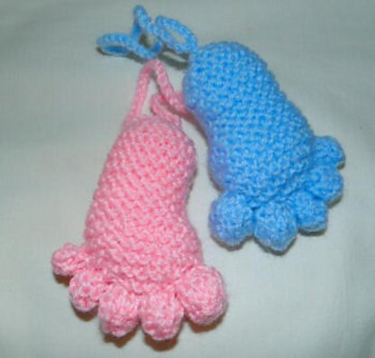 Lovely baby feet knitting pattern