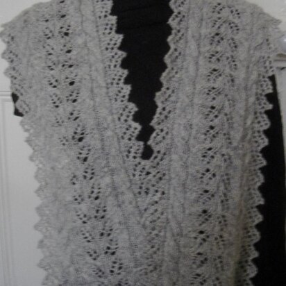 Twin Leaf and cable scarf with lacy pointed edgings