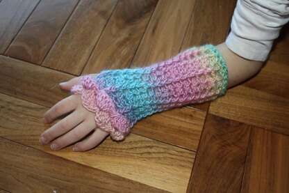 Lacy Wrist Warmers with Shell Edge