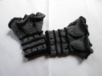 Ruffled cuffs / wrist-warmers