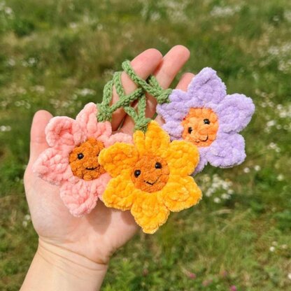 Crochet flower plush keychain pattern, easy begginner friendly tutorial