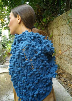 Triangular shawl with bobbles