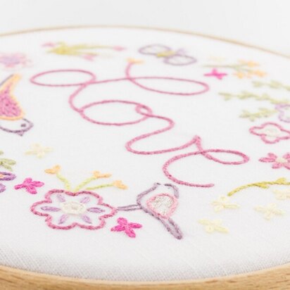 Un Chat Dans L'Aiguille Love Contemporary Printed Embroidery Kit