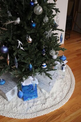 Snowbell Tree Skirt