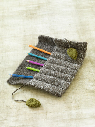 Felted Roll-Up Pencil Case in Lion Brand Vanna's Choice - L0675
