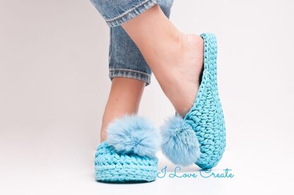 Pom pom slippers