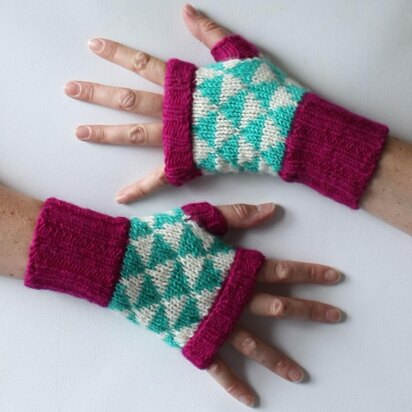 Triangulation fingerless mitts