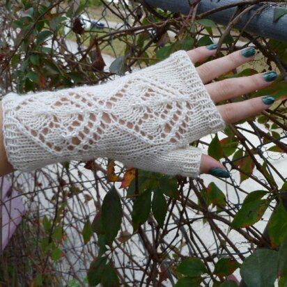 Frosted Winterberry Fingerless Gloves