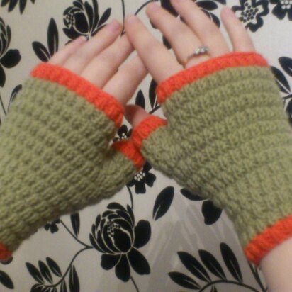 Ladies Funky Stitch Fingerless Gloves - knitting pattern