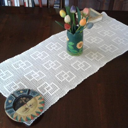 Easy table runner filet doily