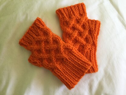 Men’s hand warmers with Celtic cable panel