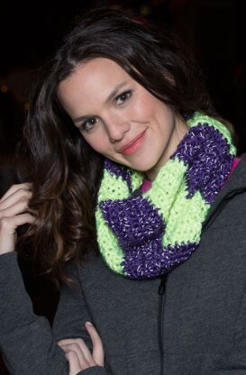 Color Block Cowl in Red Heart Reflective - LW4122