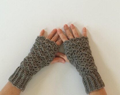 Queen's Lace Fingerless Gloves