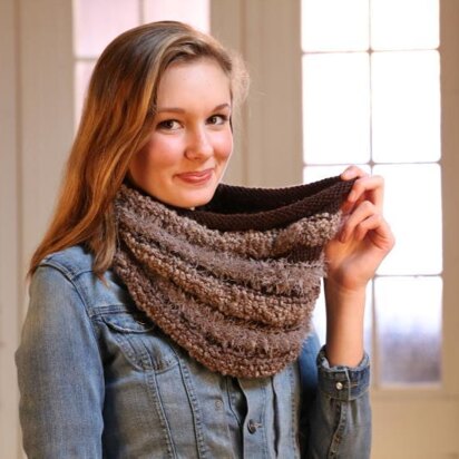 Cowl in Plymouth Yarn Chunky Merino Superwash & Arequipa Aventura & Fur - 101 - Downloadable PDF