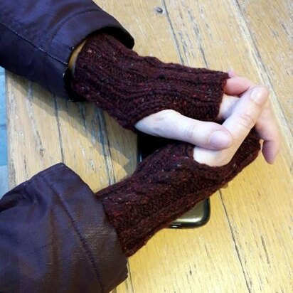 Cabled Handwarmers - knitting pattern