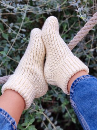 Warm unisex crochet socks with adjustable size pattern S1