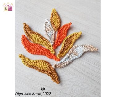 Leaves in three sizes in autumn crochet decor