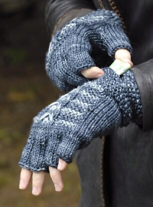 Moosetracks Fingerless Gloves and Matching Cowl